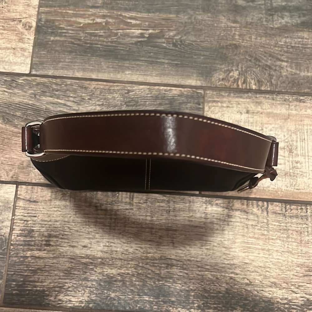 Dooney and Bourke black pebbled leather shoulder bag - Picture 4 of 6